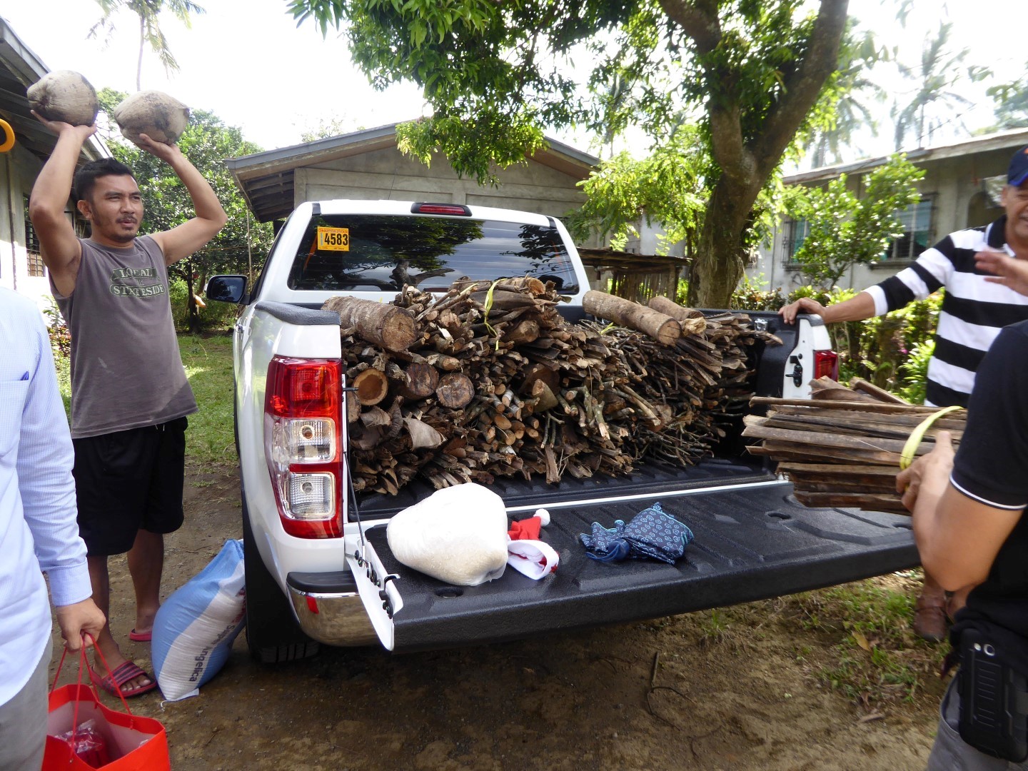 2015 12-23 Truckload of firewood for Ustin II (Large)